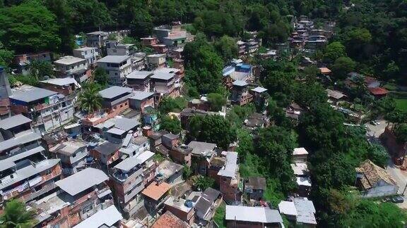 从空中俯瞰巴西最大的贫民窟位于里约热内卢的山上