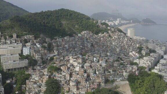 无人机鸟瞰巴西满是贫民窟的里约热内卢山