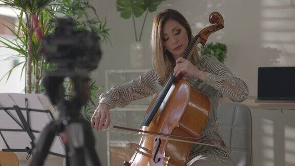 在镜头前演奏的女大提琴手