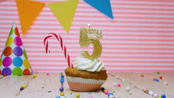 祝福一个五岁的孩子生日快乐一个美丽的视频背景一个五岁的生日快乐的粉红色的背景一个奶油蛋糕和一个火蜡烛
