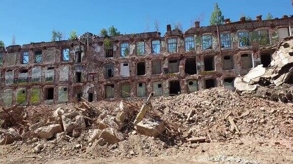 被毁的工厂建筑物的废墟