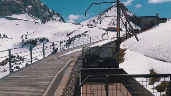 齿轮火车在雪山上的铁路上行驶瑞士阿尔卑斯山