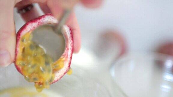 新鲜水果用勺子舀百香果