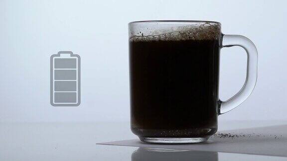 将咖啡倒入一个透明的杯子再倒入沸水电池图标出现能量不断增长