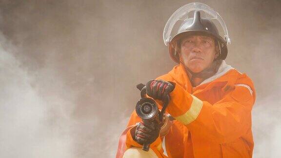 消防队员在烟雾墙灭火的肖像