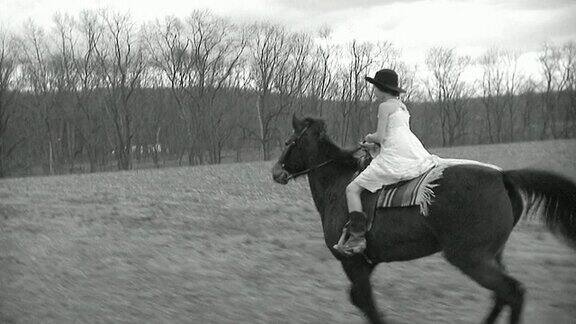 女孩骑着马穿过田野