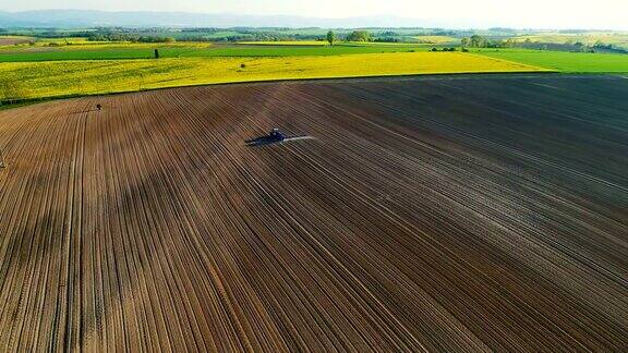 农业田间耕作拖拉机的空中拍摄