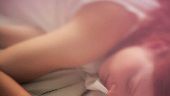 红发女孩睡在床上很舒服很安静