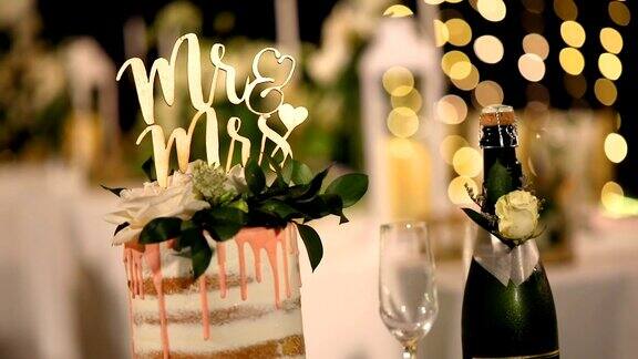 美丽的白色婚礼蛋糕在婚宴上