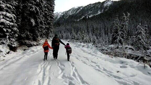 一家人在冬季徒步旅行