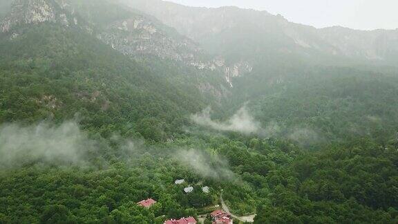 暗雾雨云之上的欧洲山区森林里的村舍