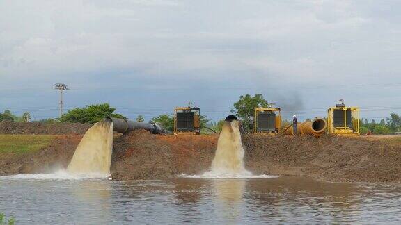 水从大型灌溉机器泵入灌溉渠