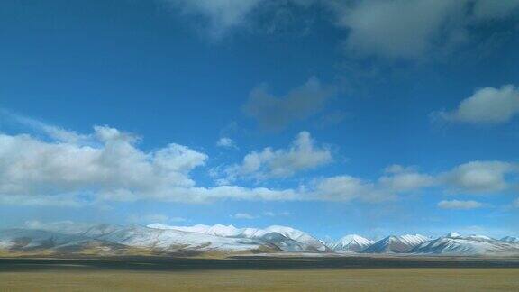从车窗可以看到平原和雪山的美丽景色