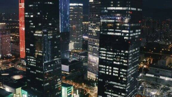 夜间城市景观的无人机视图