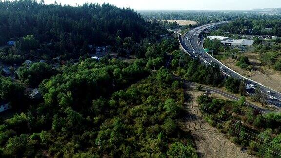 高速公路空中滑翔公路汽车森林夏季俄勒冈州国内地区