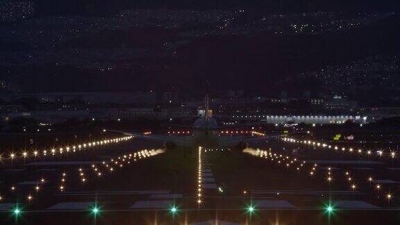飞机降落在跑道上的夜景