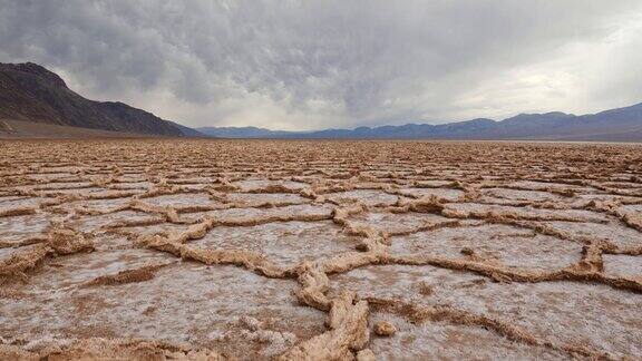 死亡谷国家公园的恶水盆地美国加州斯坦尼康镜头拍摄的死亡谷的盐壳形成4K
