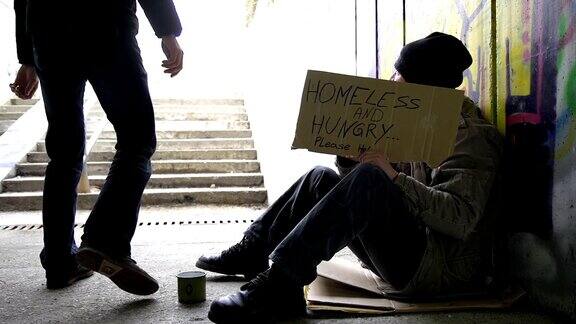 HD:一个人给无家可归的人零钱