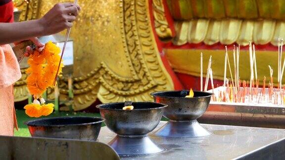 在佛寺里人们用烟熏香泰国芭堤雅
