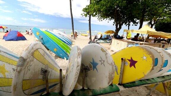 在夏威夷威基基海滩出租冲浪板