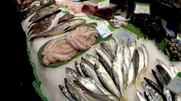 柜台与海鲜在LaBoqueria鱼市场巴塞罗那西班牙