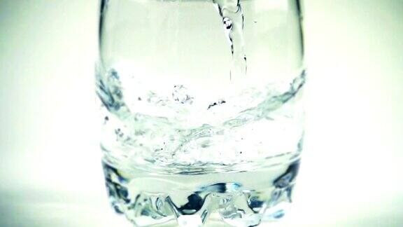 水倒进玻璃杯里缓慢的运动