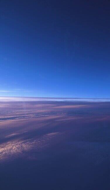 从飞机窗口的Cloudscape视图