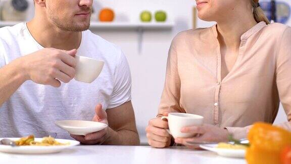一对美丽的夫妇在早餐时喝咖啡交流