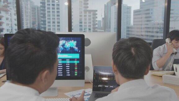 4K分辨率视频两位亚洲商人用电脑讨论和分析财务数据投资分析财务数据概念亚洲办公室室内商务生活