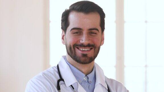 微笑自信的男医生穿着白色制服看着镜头