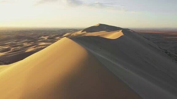 日落时分戈壁沙漠沙丘鸟瞰图