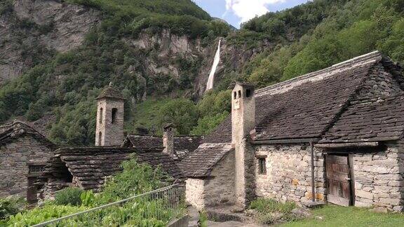 位于瑞士阿尔卑斯山脉的传统瑞士村庄有石头建造的房屋和教堂Foroglio村