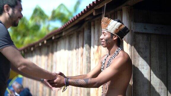 土著巴西人欢迎来自瓜拉尼族的巴西土著部落的游客