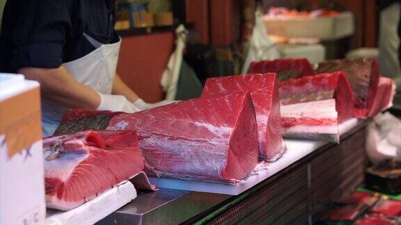 新鲜冷冻的日本金枪鱼被熟练的厨师和锋利的骑士切割