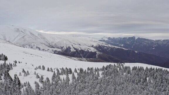 无人机在冬季从山顶俯瞰美丽的风景股票视频