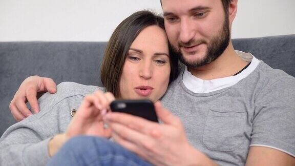 一对情侣在智能手机上看短信