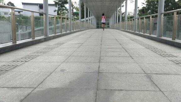 年轻女子跑步运动员在城市立交桥上跑步在城市训练锻炼慢动作