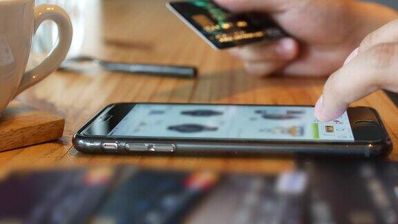 4K:年轻人在咖啡店用信用卡网购产品