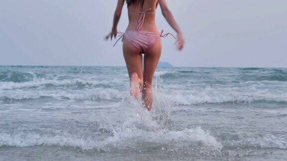 少女在沙滩上跳跃奔跑享受的生活方式自由旅行假期iStock