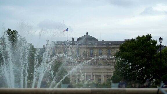 通过喷泉欣赏巴黎卢森堡宫游览法国