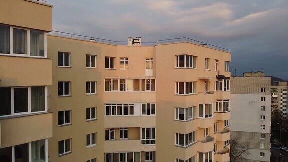 无人机鸟瞰图飞过建筑拍摄屋顶和建筑