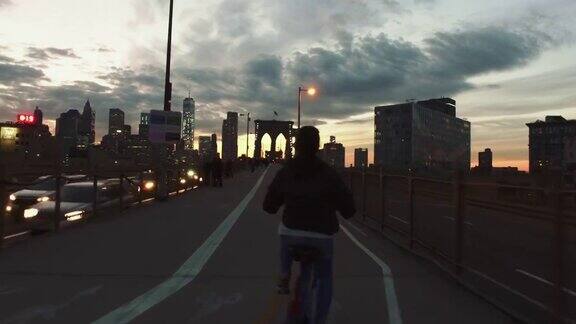 自行车视频:纽约布鲁克林大桥上的夜晚骑行