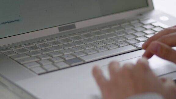 一个商务女性使用笔记本电脑的特写工作和技术