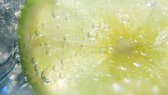 极端的泡沫上的一片柠檬在冷饮