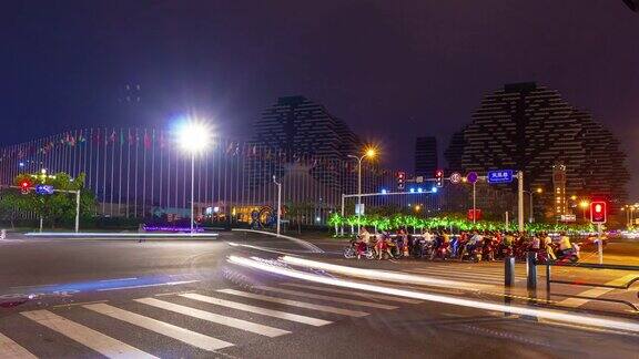 夜晚时间照明三亚交通街十字路口著名酒店全景4k时间推移海南岛中国