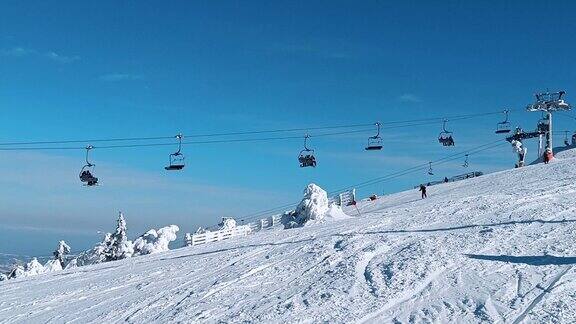 滑雪缆车和美丽的山景冬季运动