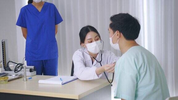 医生与戴口罩的病人交谈