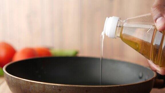 在平底锅中倒入葵花籽油