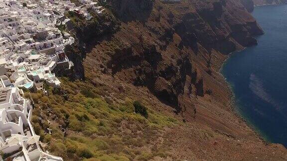 夏日清晨希腊基克拉迪斯的圣托里尼火山岛的无人机视频