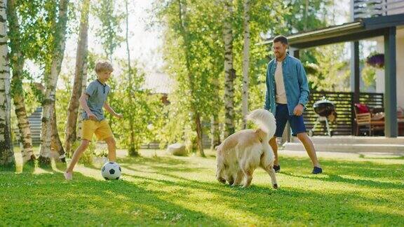 英俊的父亲和儿子一起度过宝贵的家庭时光踢足球互相传球玩得开心阳光明媚的一天田园诗般的郊区家庭后院与忠诚的金毛寻回犬
